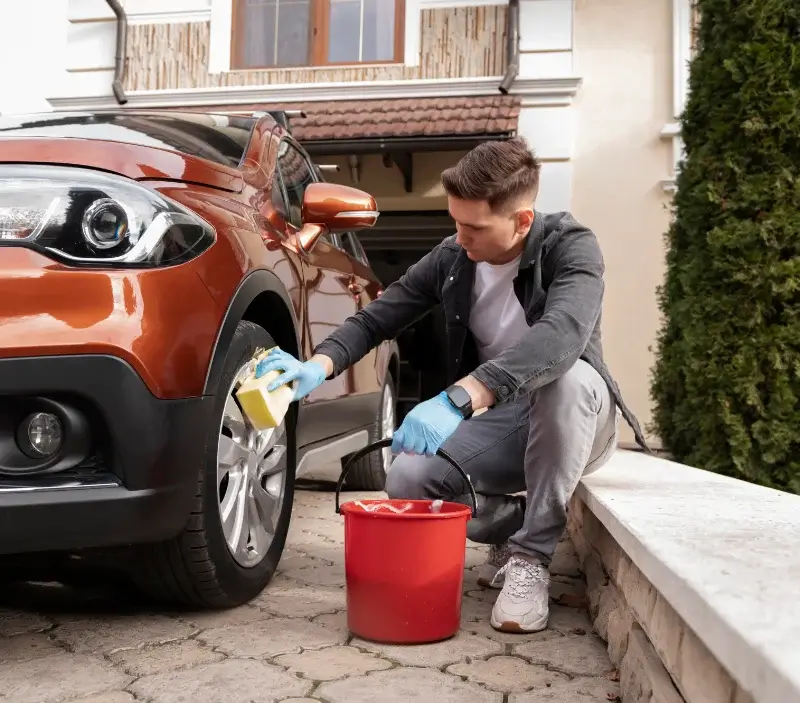Lavage auto à domicile Azérat : professionnel intervenant sur un véhicule